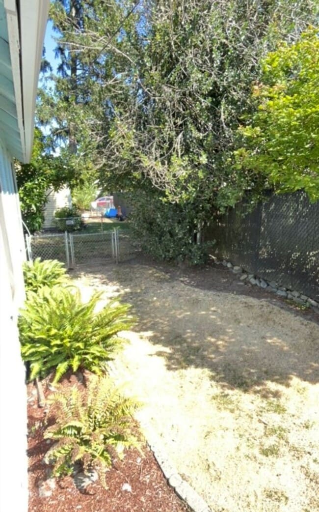 Building Photo - SMALL COTTAGE LIKE HOME IN DESIRABLE WEST ...