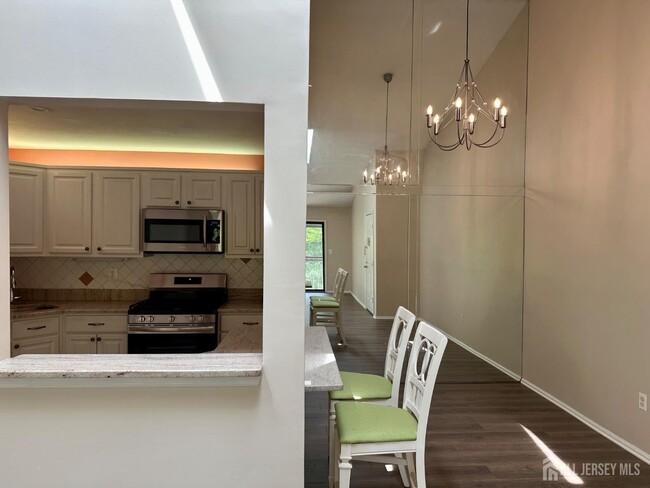 Building Photo - 319 Bromley Pl