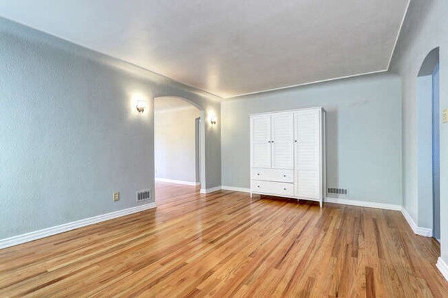 Building Photo - Beautiful 4 Bedroom 2 Bath Single Family H...