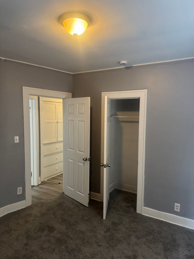 Building Photo - 3 bed/1 bath-- WATER INCLUDED- Two Family ...