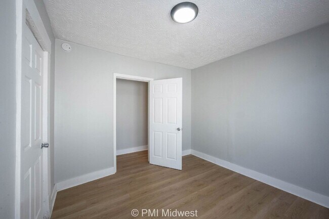 Building Photo - "Charming & Cozy 2BR, 2BA Retreat in Indianapolis - Your Perfect Urban Oasis Awaits!"