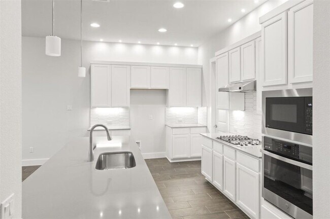 Building Photo - 200 Castlefields St