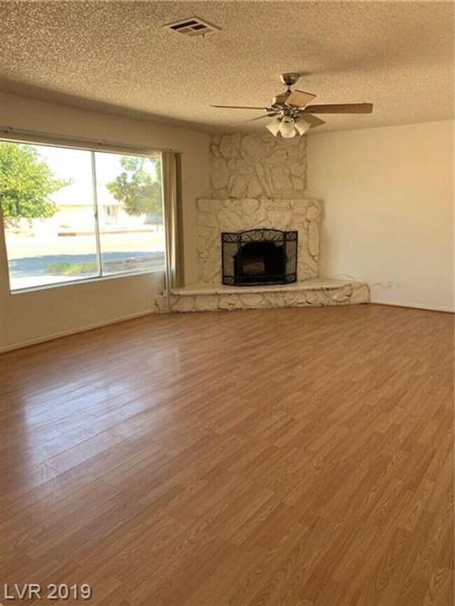 Building Photo - Spacious Single-Story Home with Large Lot & No HOA