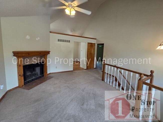 Building Photo - Spacious 3 bedroom, 2 bathroom duplex in Kansas City North!