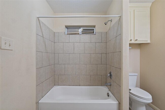 Building Photo - 12502 Hackberry Dr