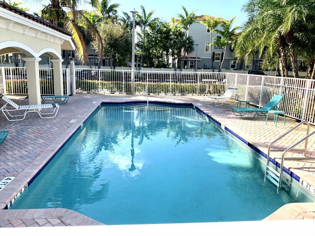 Building Photo - 421 Bayfront Dr