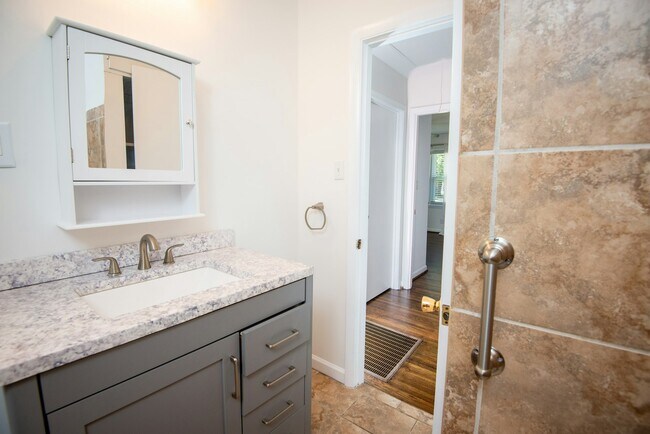Building Photo - 685 Oakmoor Dr