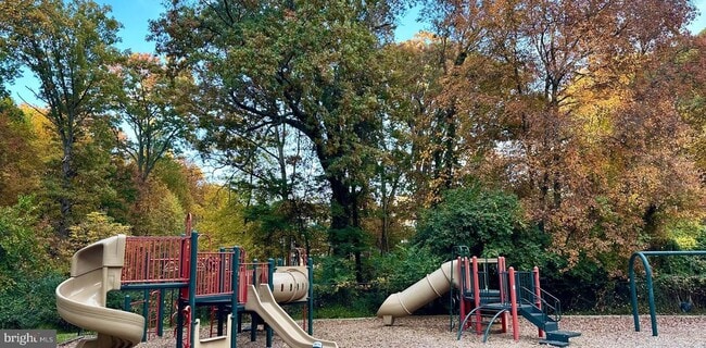 Building Photo - 2235 Abbotsford Dr