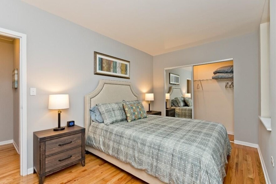 Building Photo - 4607 N Sheridan Rd