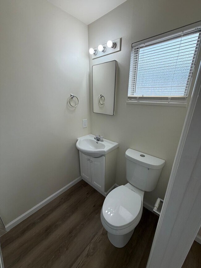 Building Photo - Refreshed Living