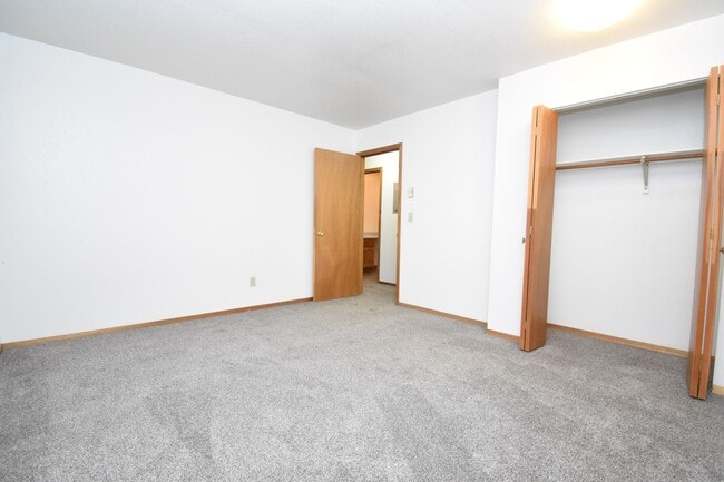Building Photo - 2 Bed with Carport! Walk to MSU! Pet Frien...