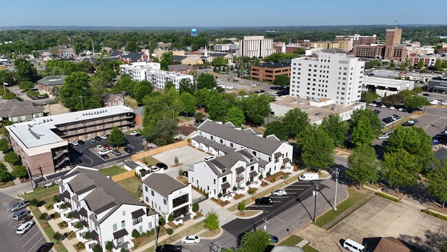 Building Photo - 2211 Paul W Bryant Dr
