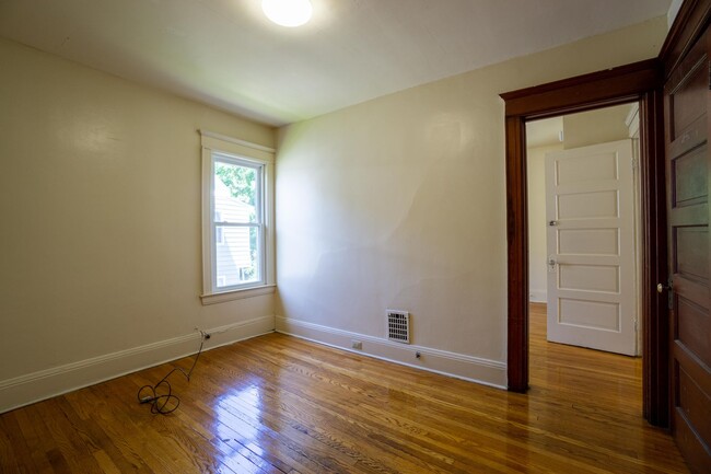 Building Photo - 3 Bedroom Apartment Close to Campus - 8/1/26