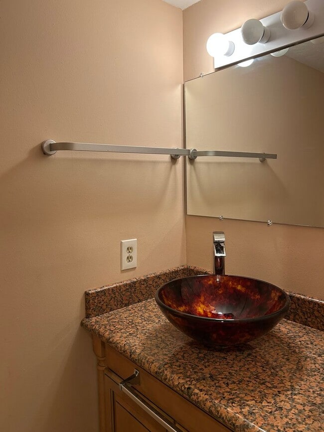 Building Photo - 3 Bedroom Condo with Full Finished Basement for Rent