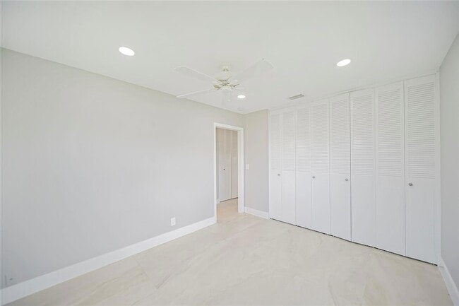 Building Photo - 2725 Emory Dr W