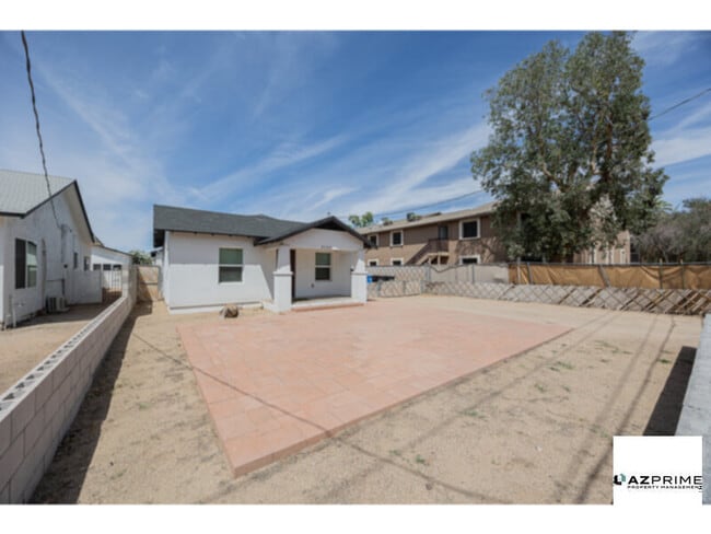Building Photo - Stylish 3/2 Phoenix Duplex!