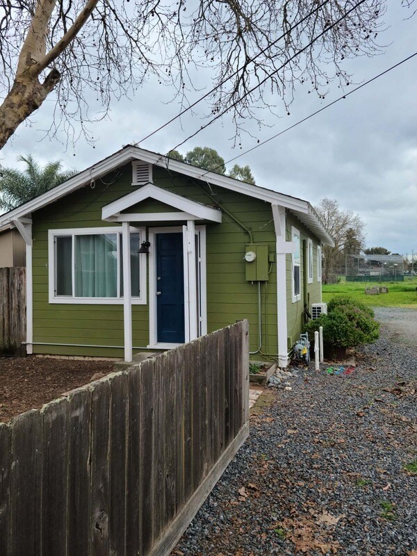 Building Photo - 1660 Jennings Ave