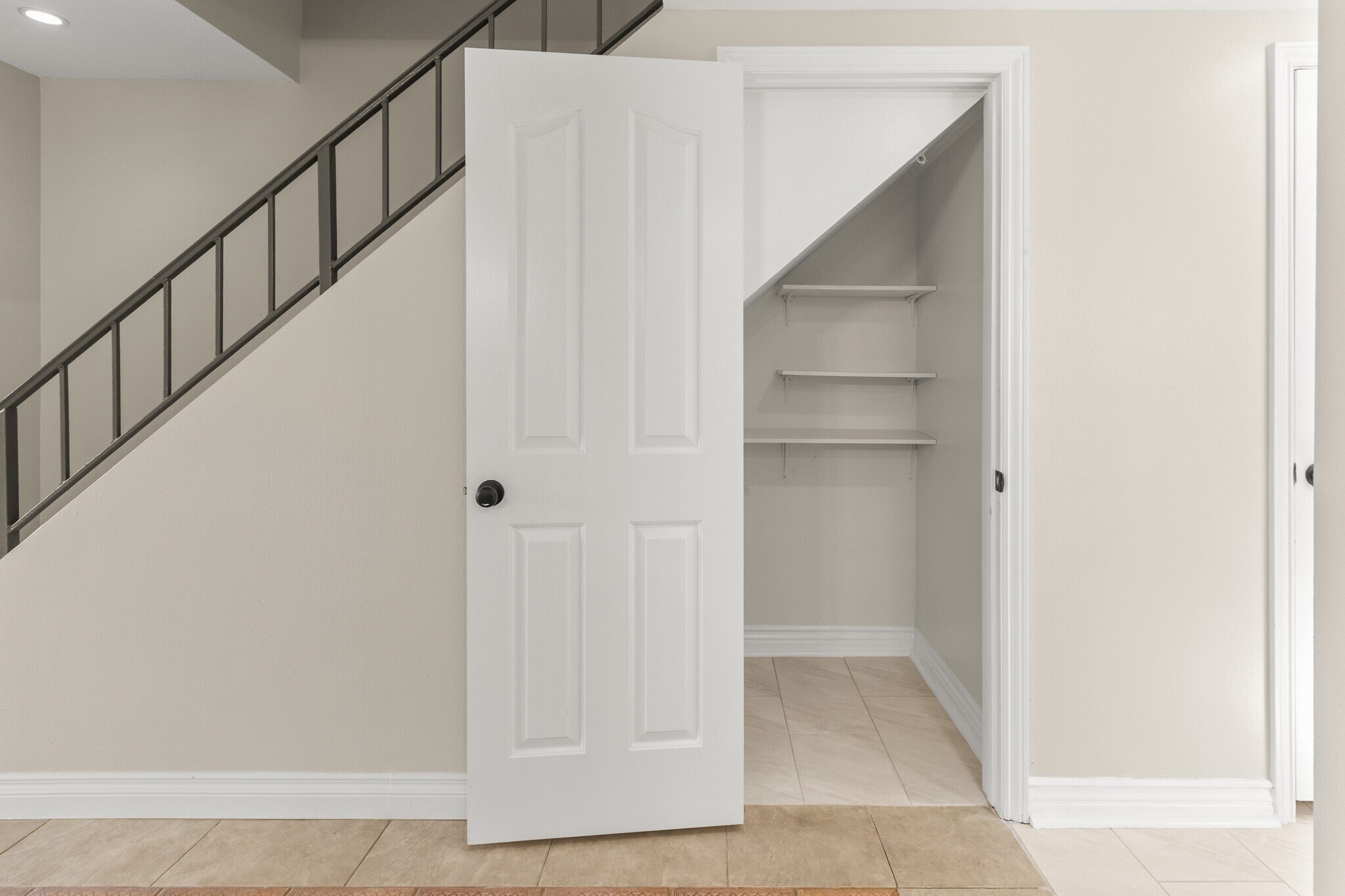 Building Photo - 321 W Dryden St