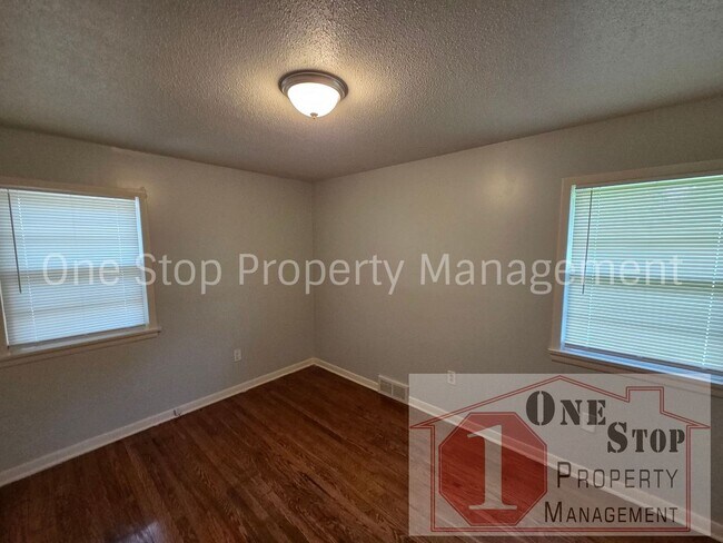 Building Photo - Beautiful 2 Bedroom 1 Bathroom in Lee Summit!