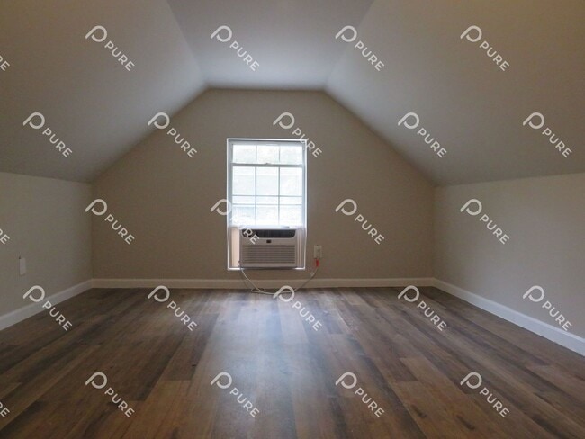 Building Photo - 202 Marlboro Way