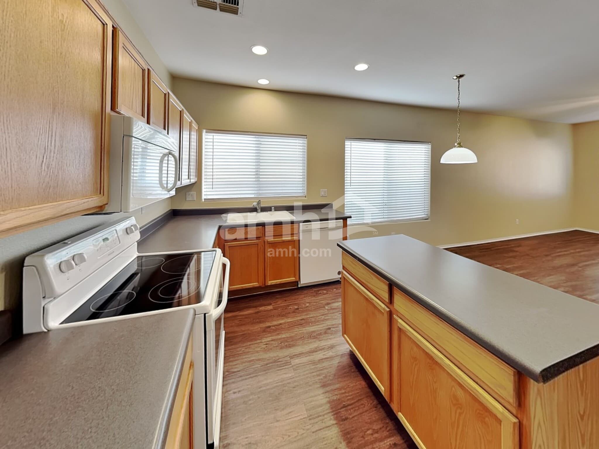 Building Photo - 14216 W Columbus Ave