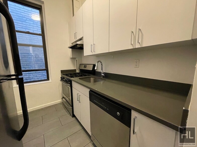 Building Photo - E 81st St