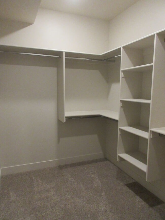 Building Photo - 3 bed 2.5 bath - Single Family Home in Crescent Hills