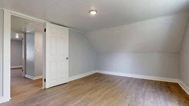 Building Photo - 10 Riverbank Ct