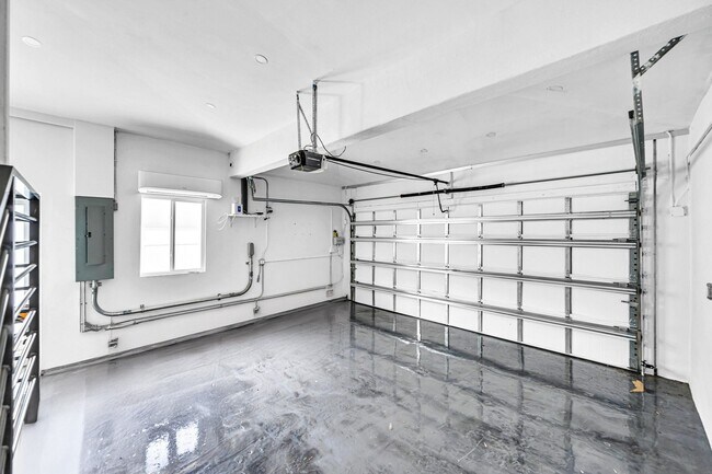 Building Photo - 1080 NE 104th St