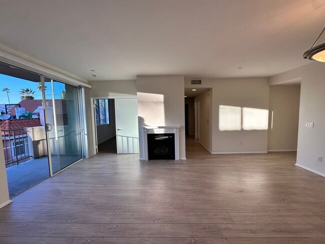 Building Photo - Immediate Move In: Spacious 3bed2bath condo Adjacent to Warner Center/Woodland Hills! Minutes to ...