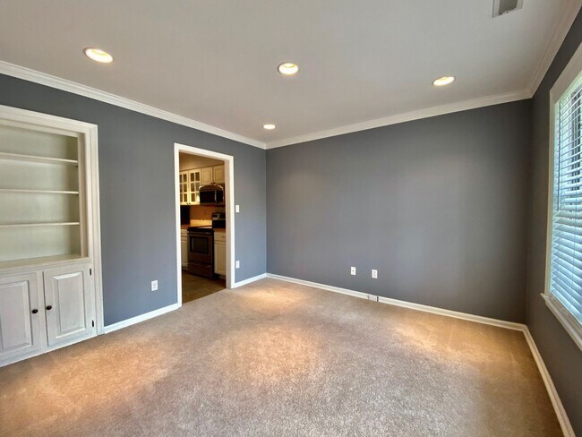 Building Photo - Amazing 3 Bedroom Townhome with Fenced Bac...