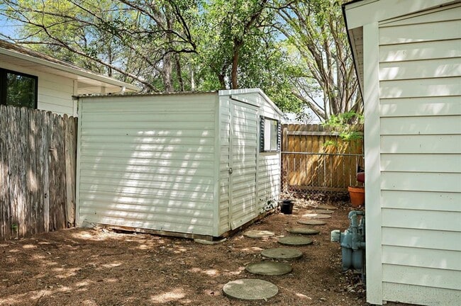 Building Photo - 1207 Ridgemont Dr