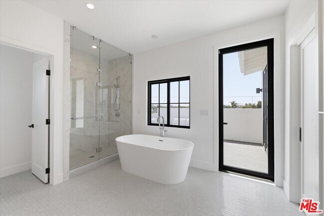 Building Photo - 11003 Ocean Dr