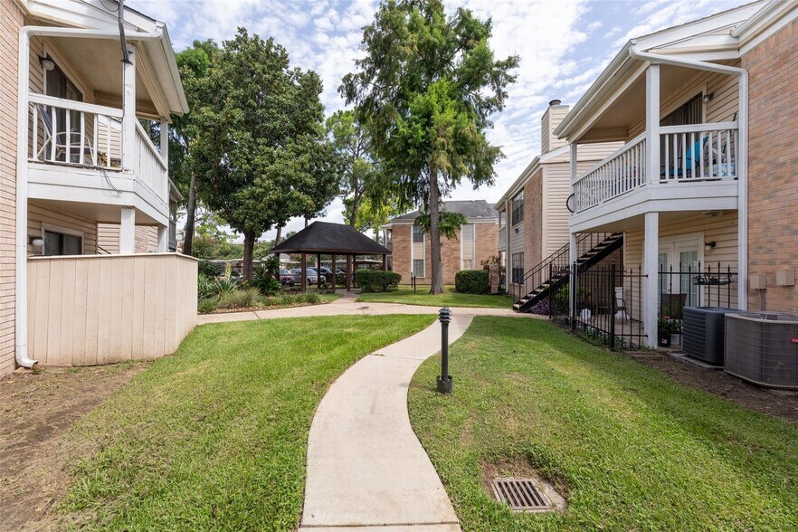 Building Photo - 2750 Holly Hall St
