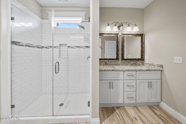 Building Photo - 305 Evergreen St