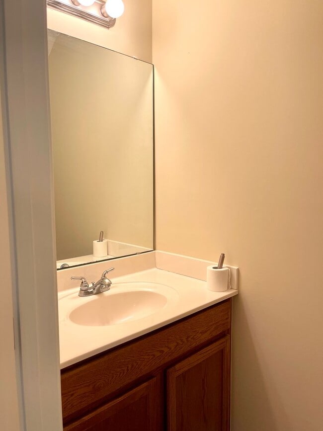 Building Photo - Charming 2BR Townhome Minutes from Hwy 172 Back Gate