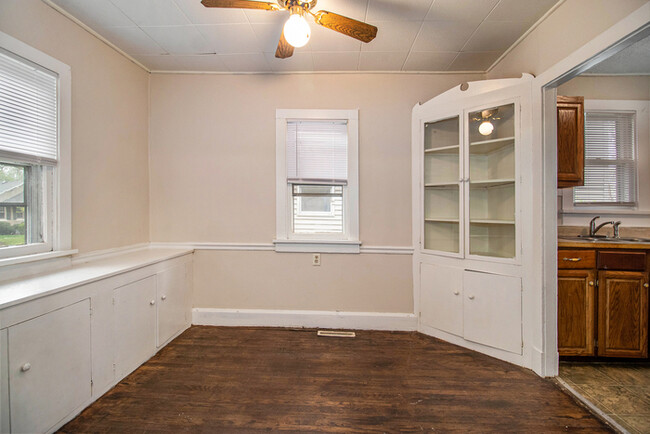 Building Photo - 1213 E Donald St