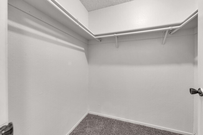 Building Photo - 2bed, 2bath condo with W/D, Balsony and river access