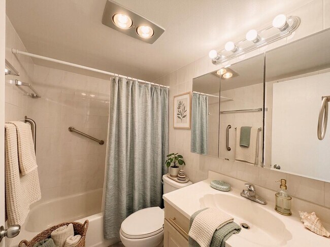 Building Photo - 100 Village Green Cir E