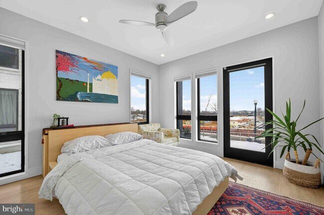 Building Photo - 911 S Oak St