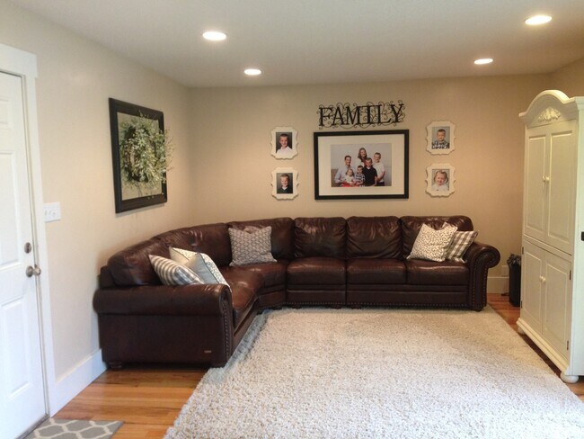 Building Photo - Large Family Lehi Home available now!