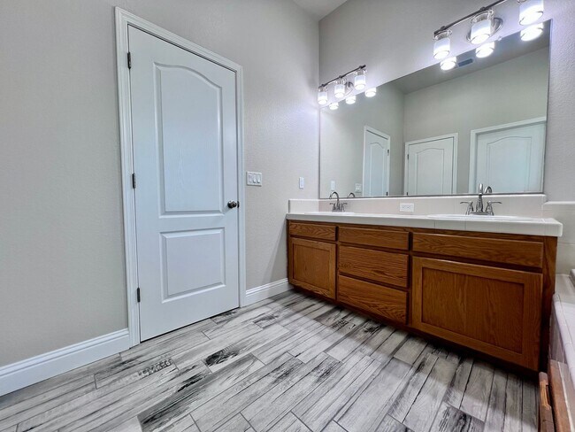 Building Photo - $2,895 Fowler & Church, Spacious 3 Bedroom...