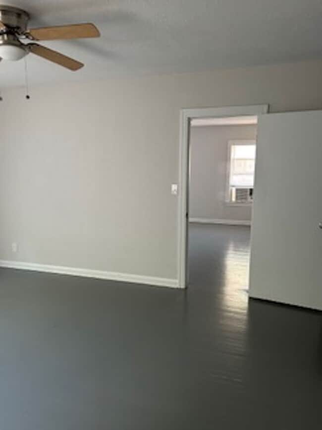 Building Photo - Quaint 1/1 apartment