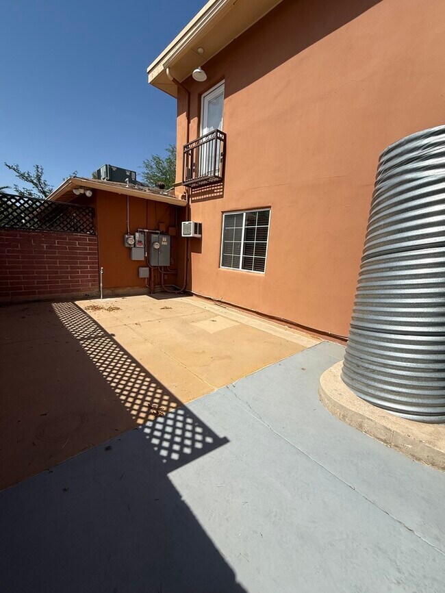 Building Photo - HOUSE FOR RENT