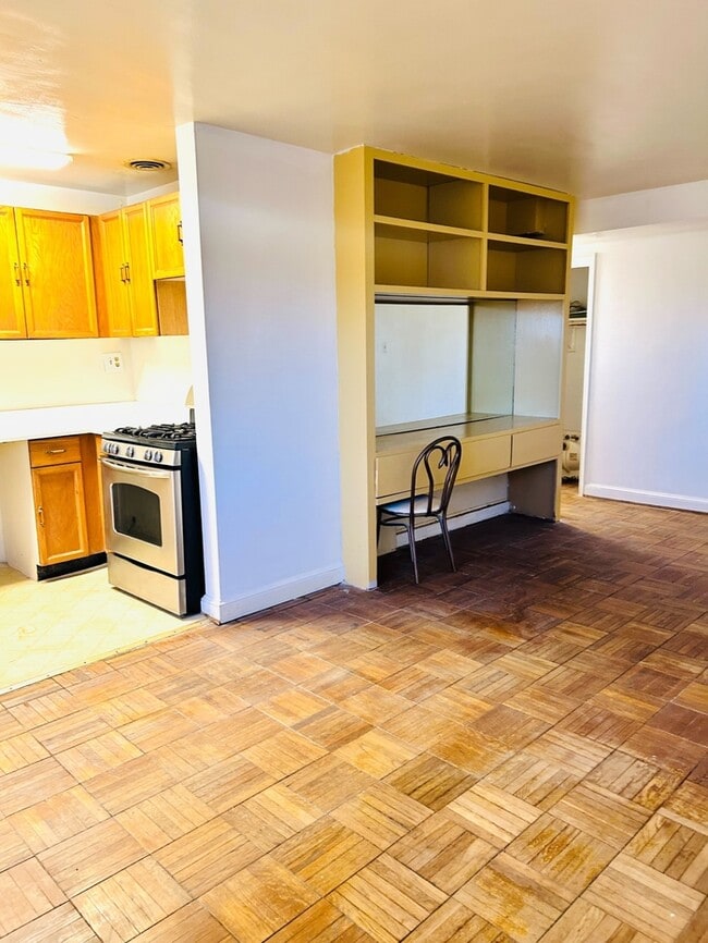 Building Photo - 1577 N Colonial Terrace