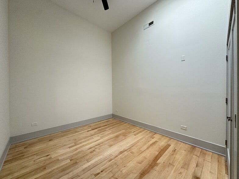 Building Photo - 1432 W 21st St