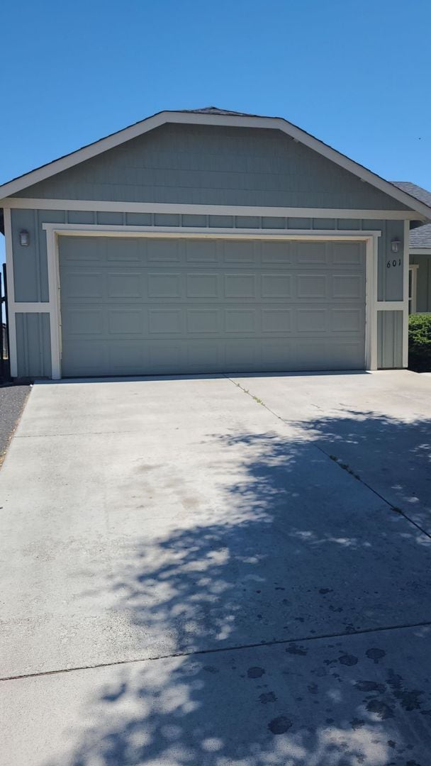 Building Photo - July & August Rent FREE - Central Heat & Air/ Garage/ Bonus Room