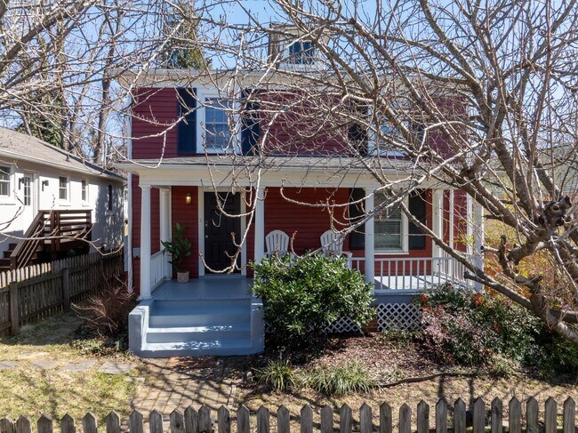 Building Photo - Walk to Main Street Restaurants and Downtown! Charming home, just like grandma's house!