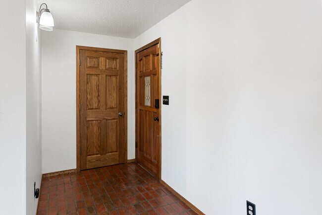 Building Photo - 1716 N Pettet Dr