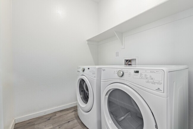 Building Photo - 2321 E Huntington Dr